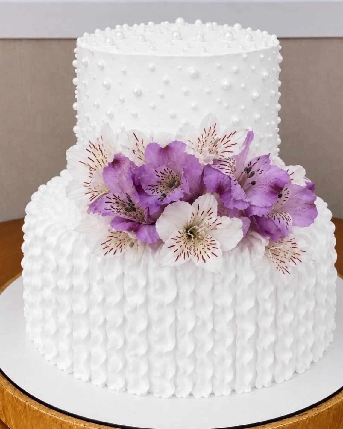 Bolo de casamento de dois andares com pérolas e flores lilás