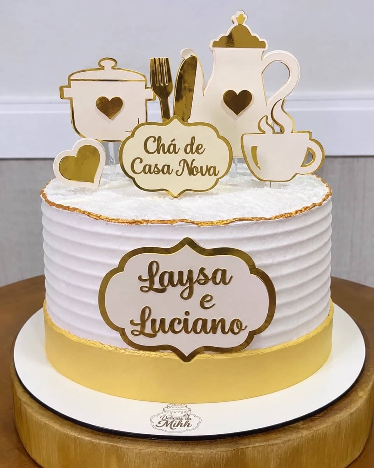 Chá de casa nova: Topo personalizado com os nomes do casal.